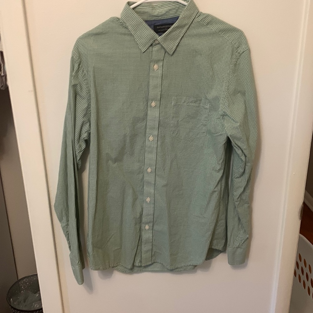 Men’s medium Banana Republic soft wash tailored slim fit collared shirt